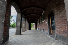 Blick-auf-den-Eingang-zur-ehemaligen-Kantine-in-Gebaeude-H