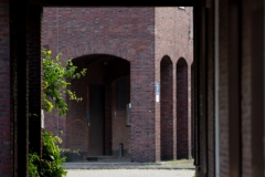 Blick-auf-den-Laubengang-Gebaeudeteil-H