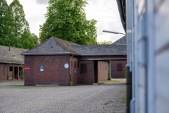 Blick-auf-den-ehemaligen-Zellentrakt-Gebaeude-J